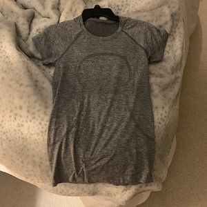 Lululemon swiftly top. Grey
